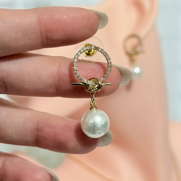 ⚜️Chic Gold and Pearl Drop Earrings - Picture 4 of 7